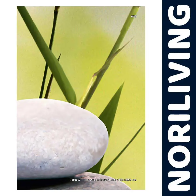 Nahaufnahme von weißen Steinen vor unscharfem, grünem Bambushintergrund mit dem Schriftzug 'NORILIVING'