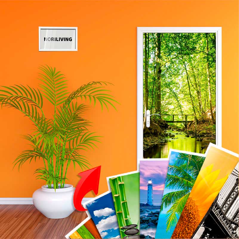 Ein Raum mit orangefarbener Wand, einer weißen Tür mit Wald-Fototapete, einem weißen Pflanzkübel und mehreren Dekor-Motiven darunter.