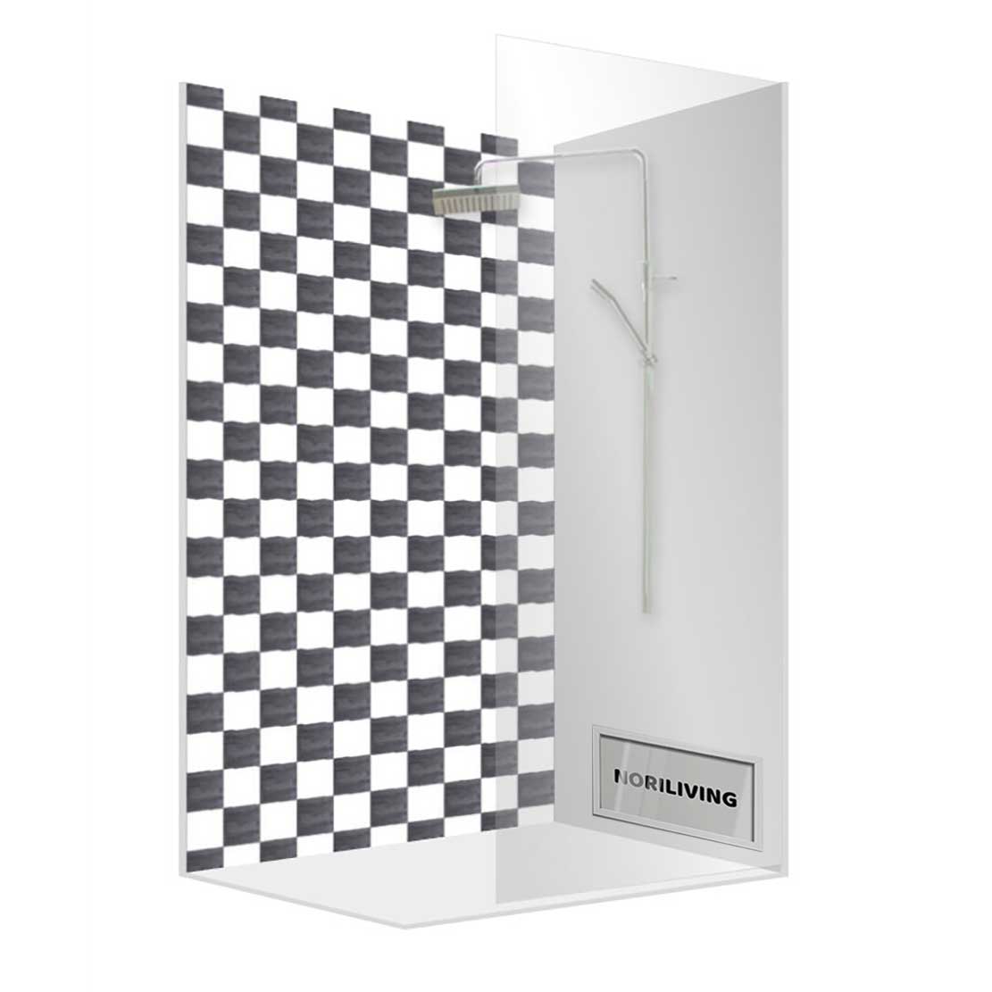 Duschkabine mit auffälligem schwarz-weißem Schachbrettmuster und Duschkopf